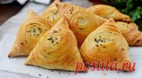 САМСА НА КЕФИРНОМ ТЕСТЕ С КУРИНЫМ МЯСОМ И КАРТОШКОЙ 
Для теста: 
2 яйца; 
1 стакан кефира (250 мл); 
1 чайная ложка соли; 
3 столовые ложки подсолнечного масла; 
щепотка соды; 
щепотка лимонной кислоты; 
3,5—4 стакана муки; 
яйцо для смазывания верха самсы. 
Для начинки: 
300 грамм куриного фарша; 
2 картофелины; 
3 луковицы; 
соль; 
чёрный перец; 
0,5 чайной ложки сухой приправы для птицы. 
В глубокую тарелку разбейте яйца и положите соль. Взбейте смесь вилкой. 
Добавьте ...