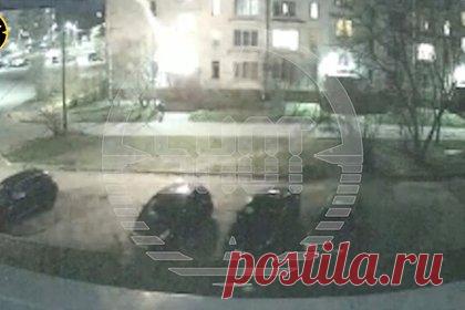 Падение неизвестного снаряда на машину в Петербурге сняли на видео. В Санкт-Петербурге неизвестный снаряд упал на машину, припаркованную во дворе жилого дома. Инцидент произошел в ночь на 10 мая. На кадрах, снятых камерой видеонаблюдения, видно, как прилетевший сверху снаряд ударяет в автомобиль LADA Vesta, а затем, отрикошетив от него, отлетает в сторону.