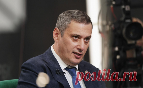 Хинштейн рассказал, что Гудков стал первым в стране дважды Героем России. Замглавкома ВМФ России генерал-майор Михаил Гудков — первый в современной истории дважды Герой России, заявил врио губернатора Курской области Александр Хинштейн в телеграм-канале.