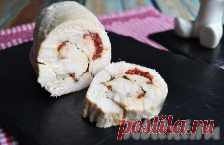 Куриный рулет, запеченный в фольге в духовке - рецепт с фото Куриное мясо не содержит жира и идеально подходит для приготовления диетических блюд. Рецептом одним из таких блюд и хочу поделиться. Куриный рулет, запеченный в фольге в духовке, получается нежным, сочным и ароматным. В качестве начинки я использовала вяленые помидоры, но их можно заменить ...