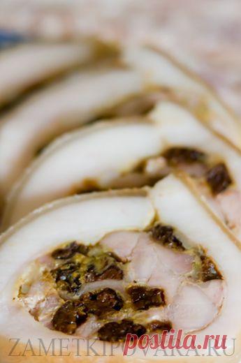 Куриный рулет с черносливом в свиной шкурке.