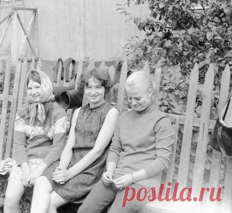 «Снится мне деревня»: 20 фотографий из жизни молодёжи в советской деревне