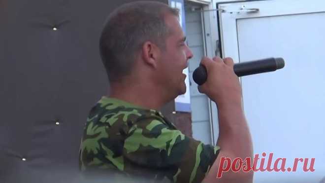 Хороший голос , но поет на улице