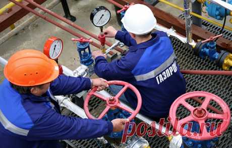 Акции &quot;Газпрома&quot; достигли минимума впервые с 2009 года. К 17:20 котировки компании замедлили снижение и находились на уровне 106,87 рубля