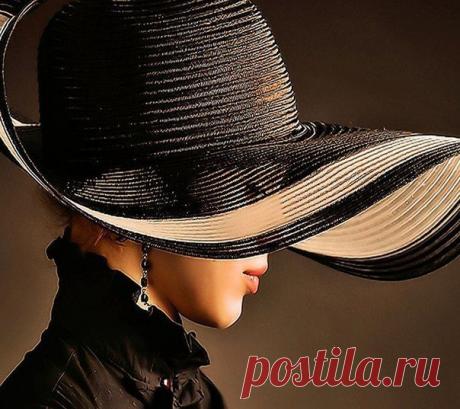 Говорят мне порой: &quot;Ты жестокая!
Капли яда бурлят в крови.&quot;
Я отвечу, что я суровая
С тем, кто в душу плевать норовит.
Говорят, что порой я властная.
Бурю в силах создать в глуши.
Я отвечу, что я опасная.
Не прощаю предательства, лжи.
За спиною твердят, что гордая,
Сторонюсь иногда других.
Отвечаю, что я достойная
Выбирать с кем по жизни плыть.
А порой шепчут, что стервозная.
Столько козней создать могу.
Бойтесь Бога! Я просто грозная,
Низости других не терплю!