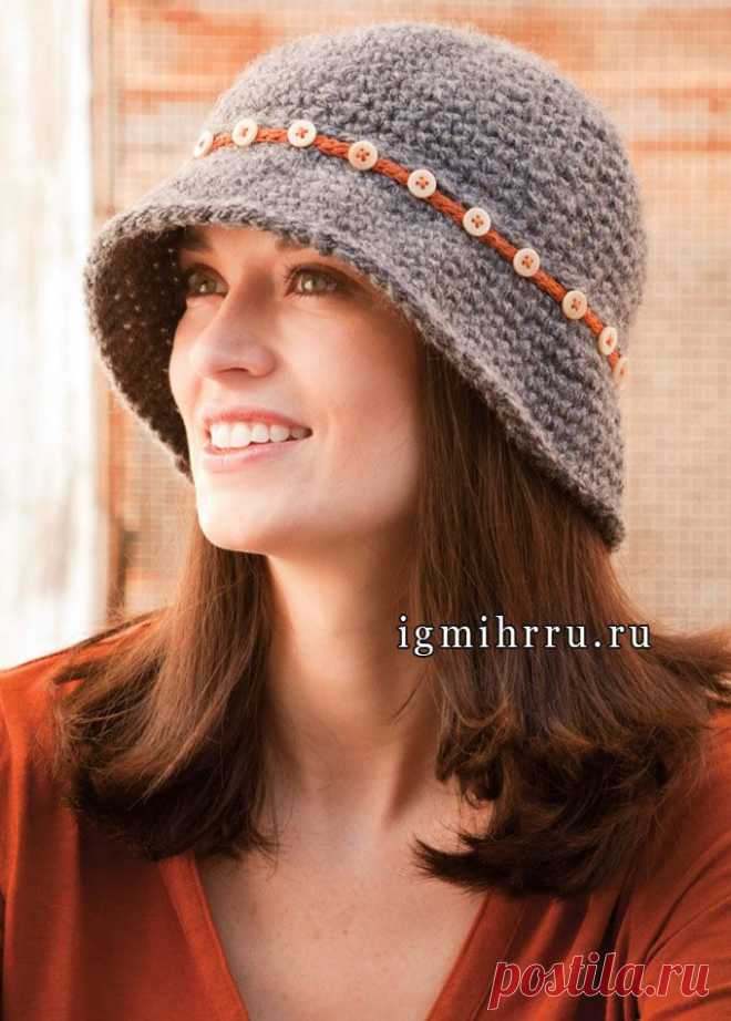 СЕРАЯ ШЛЯПКА С ПОЛЯМИ, УКРАШЕННАЯ ТЕСЬМОЙ С ПУГОВИЦАМИ.