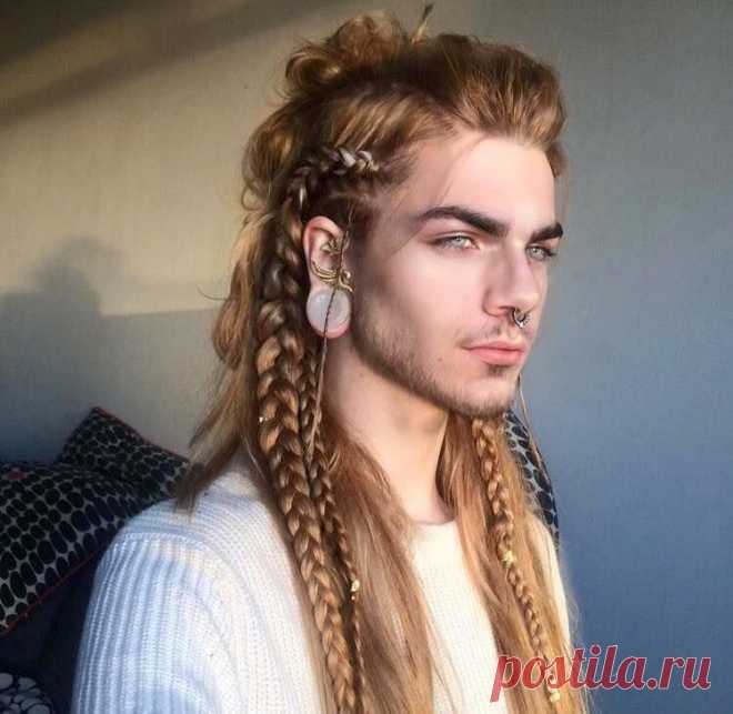 Алекс Снейг, каким он себя увидел в зеркале перед отправкой в 21 век.

https://litnet.com/ru/book/serpantiny-sudby-b174250

#АлекандраГусарова #фэнтези #Сказки_для_взрослых_девочек #путешествие_во_времени #книги
