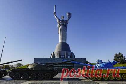 На Украине скульптуре «Родина-мать» предложили поменять пол. На сайте Киевского городского совета появилась петиция с предложением поменять пол скульптуре «Родина-мать». По мнению автора инициативы, советская эстетика скульптуры не соответствует «современным политическим и идеологическим требованиям» украинского общества, а изображенная в ней женщина выглядит мужеподобно.