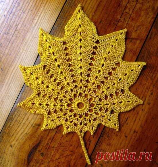 Чудесные золотые листья в качестве салфеток для сервировки стола