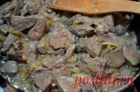 Сусамыр — традиционное блюдо таджикской и киргизской кухни, которое очень быстро и просто готовится. Блюда из печени многие не любят, но печень в таком виде понравится даже самым привередливым едокам. Можно подать как закуску, а можно и как самостоятельное блюдо. Нежные кусочки печени в сливочно-сырном соусе — просто пальчики оближешь!
...