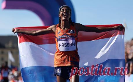 На Олимпиаде в Париже установили уникальное достижение. В концовке марафона Сифан Хассан обогнала рекордсмену мира и выиграла золото. Она стала первой бегуньей, выигравшей медали на трех длинных дистанциях на одних Играх, и первой женщиной, взявшей на них три золота за карьеру