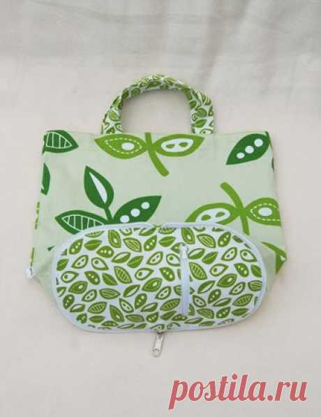 Foldable Bag DIY Tutorial Original folding handbag of beautiful fabrics.
The bottom of the bag is a small purse.