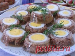 ХОЛОДЕЦ - НОВОГОДНЕГО СТОЛА ВЕНЕЦ! 8 АВТОРСКИХ РЕЦЕПТОВ!
🐑 РЕЦЕПТ 1 🐑
Холодец смешанный - говядина (лытки и кусочки мяса) и свинина (кусочки мяса на косточках, ушки, ножки, части головы). 
Кусочки мяса кладу в очень большую кастрюлю. Наливаю воду и добавляю совсем немного соли. Даю закипеть, снимаю пену 2-3 раза.
Когда начинает хорошо кипеть добавляю туда лук репчатый, морковь очищенную и порезанную на кусочки, зубчики чеснока - много, прямо зубков 8-10, смотря какая кастрюля. После чеснок у