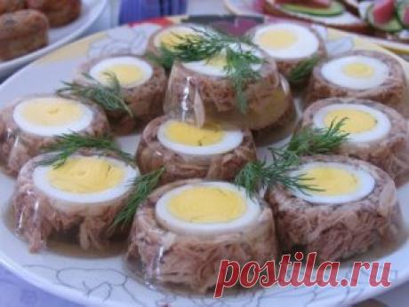 ХОЛОДЕЦ - НОВОГОДНЕГО СТОЛА ВЕНЕЦ! 8 АВТОРСКИХ РЕЦЕПТОВ!
🐑 РЕЦЕПТ 1 🐑
Холодец смешанный - говядина (лытки и кусочки мяса) и свинина (кусочки мяса на косточках, ушки, ножки, части головы). 
Кусочки мяса кладу в очень большую кастрюлю. Наливаю воду и добавляю совсем немного соли. Даю закипеть, снимаю пену 2-3 раза.
Когда начинает хорошо кипеть добавляю туда лук репчатый, морковь очищенную и порезанную на кусочки, зубчики чеснока - много, прямо зубков 8-10, смотря какая кастрюля. После чеснок у