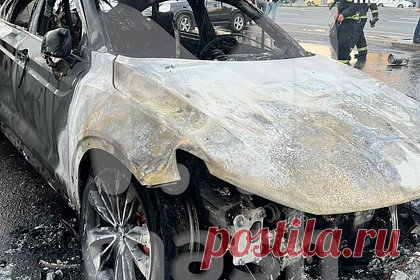 Россиянка подожгла автомобиль за четыре миллиона по заказу мошенников с Украины. Россиянка подожгла автомобиль стоимостью четыре миллиона рублей на парковке торгового центра «Колумбус» в Москве по заказу мошенников с Украины. Об этом сообщает Telegram-канал Mash. Ей позвонили якобы из службы безопасности банка и похитили полтора миллиона рублей, пообещали вернуть деньги, если она совершит поджог.