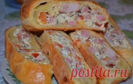 Рулет из слоеного теста с начинкой.