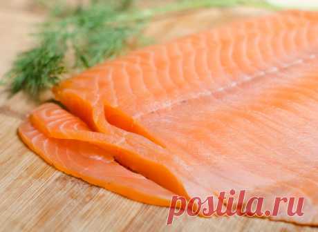 Рыба холодного копчения в домашних условиях
Вкуснейшая копченая красная рыба (семга, горбуша, кета, нерка) в домашних условиях без специального оборудования. Красную рыбу сначала 18 часов выдерживаем в соли и сахаре, затем в жидком дыме 6 часов и 8 часов подсушиваем на решетке.