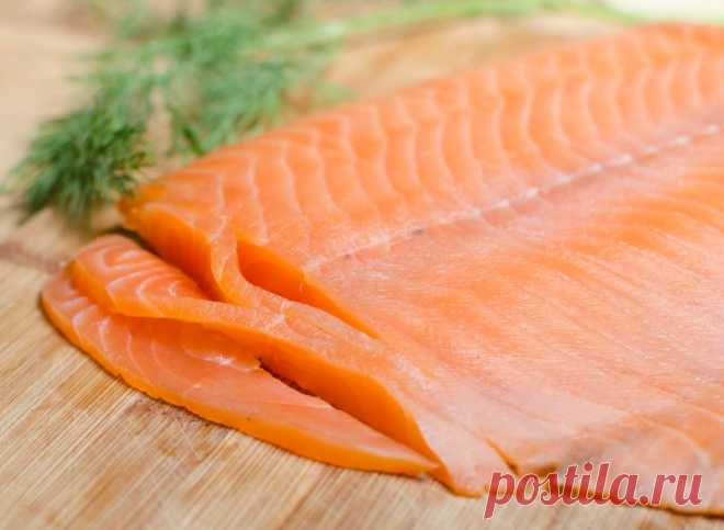 Рыба холодного копчения в домашних условиях
Вкуснейшая копченая красная рыба (семга, горбуша, кета, нерка) в домашних условиях без специального оборудования. Красную рыбу сначала 18 часов выдерживаем в соли и сахаре, затем в жидком дыме 6 часов и 8 часов подсушиваем на решетке.