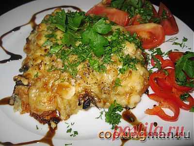 Отбивные из куриного филе запеченные с грибами под сыром
