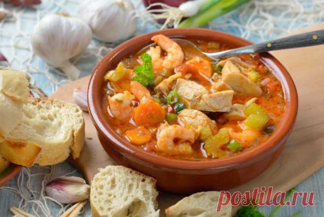 Уха: самые вкусные рецепты от Шефмаркет Исконно русским и очень старинным блюдом считается уха. Уха в переводе из индоевропейского языка означает отвар, и у нас она ассоциируется с густым, наваристым супом из рыбы.