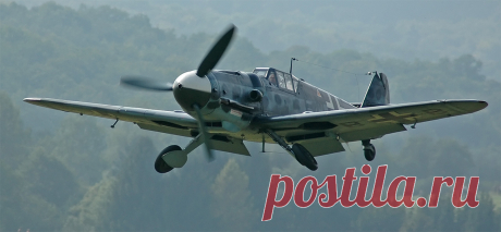 Советские испытания немецких самолетов | Чёрт побери Интересное описание состоявшихся накануне войны испытаний немецких самолетов в СССР оставил в воспоминаниях Герой Советского Союза летчик-испытатель Марк Галлай.  Удобно и просто Немцы  незадолго до нападения на СССР  совершенно сознательно предоставили возможность советской стороне ознакомиться с большинством своих боевых самолетов:«Немцы и продали нам по нескольку штук своих основных типов боевых самолетов: истребители...