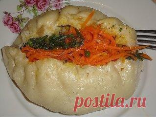 Очень вкусные пигоди.
Готовим тесто: 2 стакана молока, 1 ст лож сахара, 1 чл л соли , 20 гр дрожжей, 1кг муки. Замесить тесто и поставить подниматься.В это время займемся начинкой.  Взять 500гр куриного филе порезать на кусочки. 3-4 луковицы порезать мелко, 500гр капусты нашинковать слегка посолить и помять и добавить в мясо .Начинку посолить , поперчить и добавить кориандр 2 чл ., все перемешать. От готового теста отрывать шарики и приготовить пирожки которые укладывайте в мантышницу на расстоя