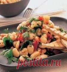 Салат из фасоли и перца Нежная белая фасоль очень вкусна со свежим хрустящим зеленым сладким перцем и пряным соусом. В Израиль это блюдо привезли сефарды с Балкан: из Турции, Болгарии и Греции.