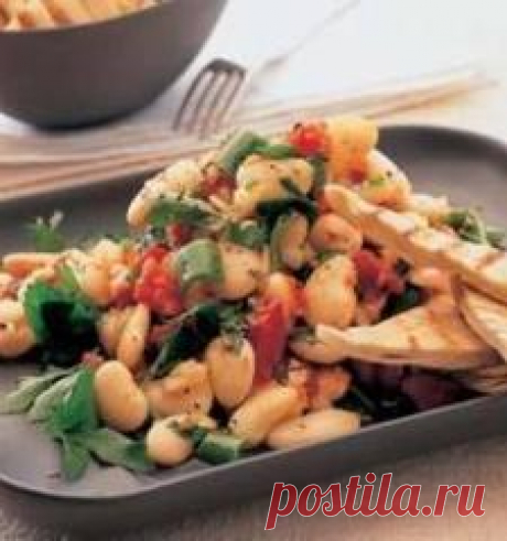 Салат из фасоли и перца Нежная белая фасоль очень вкусна со свежим хрустящим зеленым сладким перцем и пряным соусом. В Израиль это блюдо привезли сефарды с Балкан: из Турции, Болгарии и Греции.