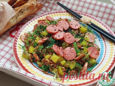 Салат &quot;Светофор&quot; с жареными сосисками. Очень простой, но очень вкусный, хрустящий, в меру острый салат с чукой, маринованной редькой, рисом и сосисками.
