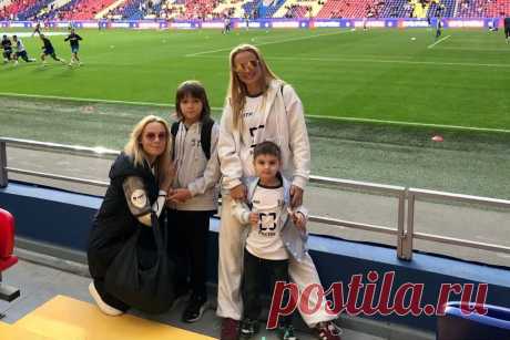 Сестры Арнтгольц пришли на футбольный матч с сыновьями