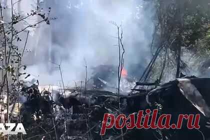 Появилось видео с места крушения Ил-112В в Подмосковье. В сети появилось видео с места падения опытного образца новейшего российского военно-транспортного самолета Ил-112В в Подмосковье. На кадрах видны обломки воздушного судна на выжженной земле, клубы густого дыма и поваленные деревья. Ил-112В разбился во вторник, 17 августа, во время тренировочного полета.