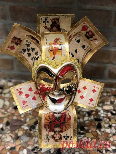 Maschera veneziana Joker Poker Maschera fatta interamente a mano e decorata a mano con foglia doro, colori acrilici. Le decorazioni sono tutte fatte a mano e hanno intorno dei fili di ferro che le rende flessibili. Si può usare come decorazione della casa. Essendo fatto a mano ogni prodotto è unico. IMPORTANTE: