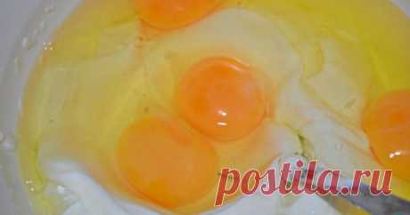 Банка сметаны, пара яиц и минимум усилий для самого вкусного пирога в мире! 


Выпекая впервые этот пирог, я переживала, что начинка не застынет и останется жидкой… Но оказалось, что совершенно зря! Мой домашний сметанник получился необычайно пышным, чем-то похожим на чизкейк…