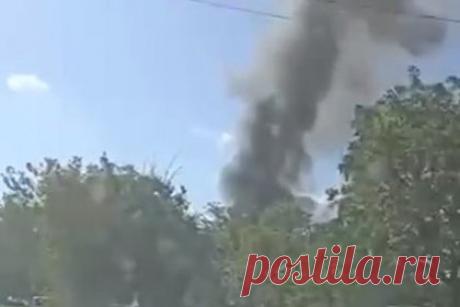 Минздрав сообщил об оказании медпомощи жителям после взрыва на складе в Крыму. Врачи оказали медицинскую помощь 12 жителям Красногвардейского района Крыма, эвакуированным в пункты временного размещения после атаки украинского беспилотника на склад боеприпасов. Об этом сообщает Минздрав России. Эвакуированных жителей осматривают четыре бригады скорой медицинской помощи и сотрудники поликлиник.