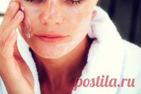 Скраб из соли, соды и сметаны. Готовится быстро, состав простой, а результат - самый потрясающий!

1. Смешайте в мисочке 1 столовую ложку крупной морской соли, 1 чайную ложку соды и 2 столовых ложки сметаны.

2. Натрите все тело этой смесью и помассируйте массажной губкой.

Нежная, мягкая, гладкая и чистая кожа вам обеспечена. Пробуйте!