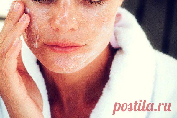 Скраб из соли, соды и сметаны. Готовится быстро, состав простой, а результат - самый потрясающий!

1. Смешайте в мисочке 1 столовую ложку крупной морской соли, 1 чайную ложку соды и 2 столовых ложки сметаны.

2. Натрите все тело этой смесью и помассируйте массажной губкой.

Нежная, мягкая, гладкая и чистая кожа вам обеспечена. Пробуйте!