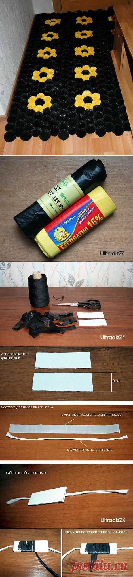 Коврик из помпонов, которые сделаны из мусорных пакетов. .