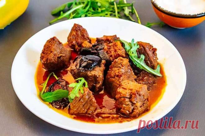 Говядина тушеная с черносливом: рецепт с пошаговыми фото Говядина с черносливом вкуснейшее блюдо с богатым и многогранным вкусом, которое обязательно украсит как повседневный, так и праздничный стол.