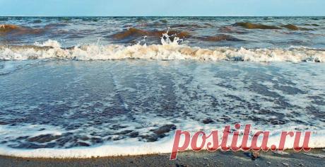 В Алтайском крае есть горько-соленое Большое Яровое озеро, вода в котором по составу аналогична воде израильского Мертвого моря: она менее соленая, но обладает схожими лечебными свойствами. /  Топ-10 российских аналогов иностранным красотам / Путешествия / Моя Планета