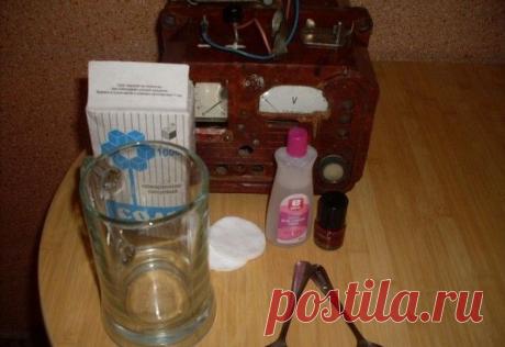 Как выгравировать имя на ложке в домашних условиях - Эфария Для того, что выгравировать свое имя на металлическом предмете, не нужно владеть особыми техническими навыками или иметь специальное оборудование. Для процесса гравировки нужны: лак для ногтей, соль, зарядка для мобильного телефона и пивной бокал. Подробное описание процесса создания именной ложки в домашних условиях. Со слов автора: Сидя на кухне за столом, попалась на вид ложка