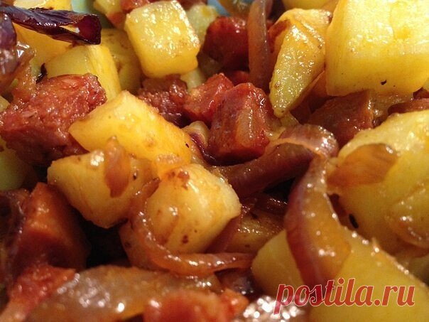 Картофель с охотничьими колбасками! Мультиварка и простые рецепты для мультиварки

Состав:
охотничьи колбаски - 350 гр.
Картофель - 5-6 шт.
лук репчатый - 1 шт.
морковь - 1 шт.
томатная паста - 2 ст. л.
вода - 0,5 - 1 мультиварочный стакан
соль, перец, лавровый лист - по вкусу
подсолнечное масло - 1 ст. л.

Приготовление:
Колбаски нарежьте кусочками. Овощи почистите, лук и морковь мелко нарежьте, картофель нарежьте средними кусочками.
В чашу мультиварки влейте подсолнечное...