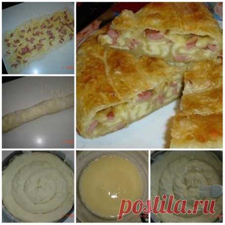 Воздушный пирог с сыром и сосисками! Все члены семьи оценят! СЫРНАЯ УЛИТКА
Ингредиенты: - Слоенное тесто (бездрожжевое) - Сыр Российский (у меня Эдам) - Сыр плавленный Дружба (вместо сырка добавила сосиски, можно ветчину и т.д.) - Мука для раскатки - Яйцо - Айран - Масло сливочное для формы
Приготовление:
1. Нарезаем сосиски. Сыр натираем на терке.
2. Раскатываем тесто. Высыпать сыр и сосиски, равномерно распределив по раскатанному тесту. Свернуть рулетом, и закрепить конц...
