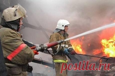 В российском регионе загорелись три склада. Три склада загорелись на площади около 800 квадратных метров в городе Аксай Ростовской области. ЧП произошло на улице Западная. По предварительным данным, никто не пострадал. К тушению пожара привлечены более 30 человек и 11 единиц техники. В региональном управлении МЧС уточнили, что на складах хранится древесина.