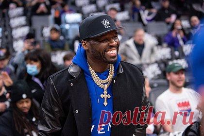 Рэпер 50 Cent удивил фанатов резкими изменениями во внешности. Американский рэпер Кертис Джеймс Джексон III, более известный под псевдонимом 50 Cent, опубликовал новые фото и удивил фанатов. 48-летний музыкант поделился серией снимков, на которых он позирует перед камерой в серых брюках, белой футболке и черном пиджаке. На размещенных кадрах видно, что артист сильно похудел.