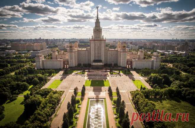 Любопытные факты о главном университете страны | Чёрт побери МГУ — настоящий город в городе. Только в этом городе нельзя прописаться, в него можно только поступить. И население этого города постоянно обновляется. Здесь появилась первая бейсбольная площадка в СССР, из лифта можно было звонить в Африку, а главное здание украшает подарок от Мао Цзэдуна. Из лифта МГУ студенты звонили в Африку В 1953-м для МГУ изготовили 111 лифтов особой конструкции, в том числе и высотные ско...