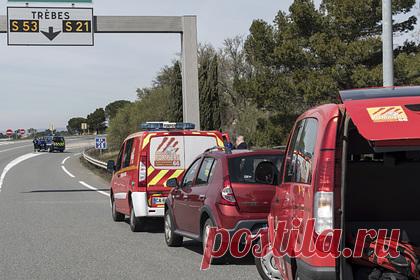 Три человека погибли в результате крушения самолета во Франции. В департаменте Савойя во Франции разбился туристический легкомоторный самолет. Инцидент произошел в гористой местности около города Сен-Коломбан-де-Виллар. В результате крушения три человека погибли. Один из пассажиров успел выпрыгнуть из падающего воздушного судна, сейчас он находится в больнице в тяжелом состоянии.