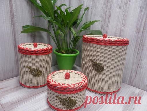 Доброй ночи ! Сплела я два наборчика шкатулочек , но один еще оформляется...Плести с удовольствием плету , а как декор - аж в ступор вхожу иногда...Поэтому пока показываю один наборчик. Очень хотела попробовать косу на крышке - понравилось...И плетется легко и красиво...Тех.часть : спица 1.4мм , ширина полосы 7см , обработка трубочек по мк О. Рыжковой (без фена !!! Очень понравилось ) Финиш лак... Всем приятного просмотра.