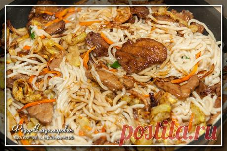 Жареная лапша со свининой и кабачком
