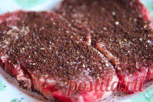 Аппетитный стейк из свинины в молотом кофе