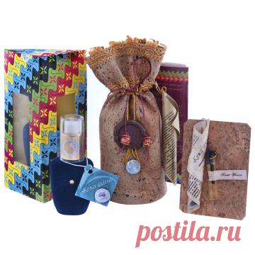 Масло косметическое по уходу за кожей рук «Кожа Ангела» обеспечивает роскошный уход за кожей рук. Смягчает, увлажняет и активно предохраняет кожу рук от сухости. Хорошо заживляет поврежденную кожу. Предотвращает развитие дерматитов различного происхождения. Способствует рубцеванию кожного покрова. Укрепляет и полирует ногтевую пластину. Оказывает релаксирующие действие на мышцы кисти руки. Регулярное применение масла предотвращает расслоение ногтей и укрепляет их структуру.